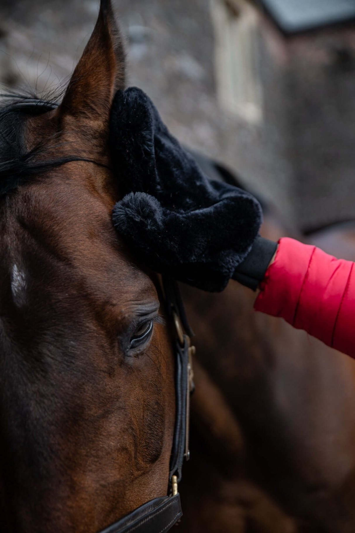 Weicher Fellpflegehandschuh aus Lammwolle-Imitat